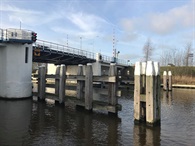 2 wegwerkers maken drempels op de weg